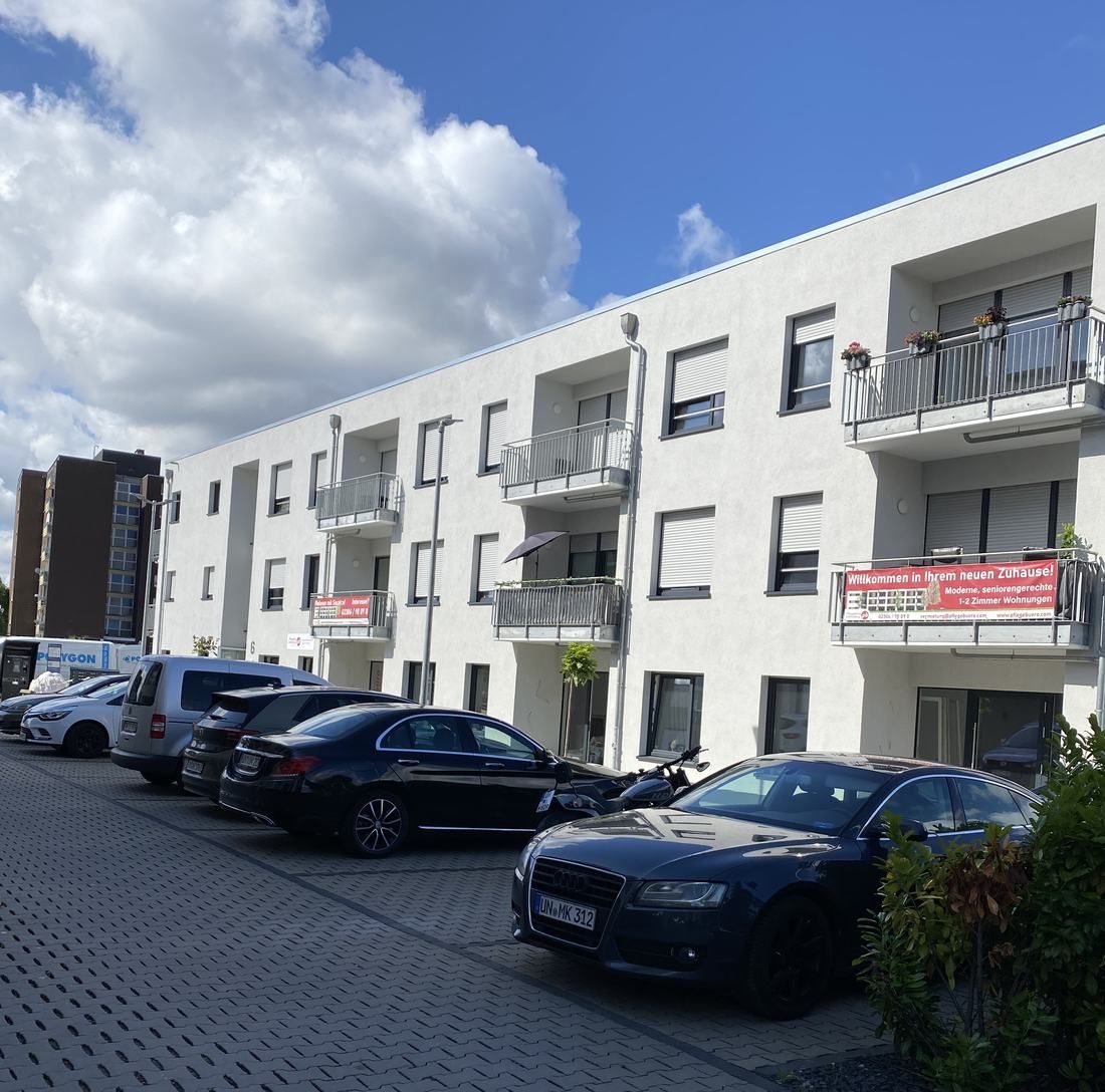 Bergkamen &mdash; Stra&szlig;enansicht mit Stellpl&auml;tzen